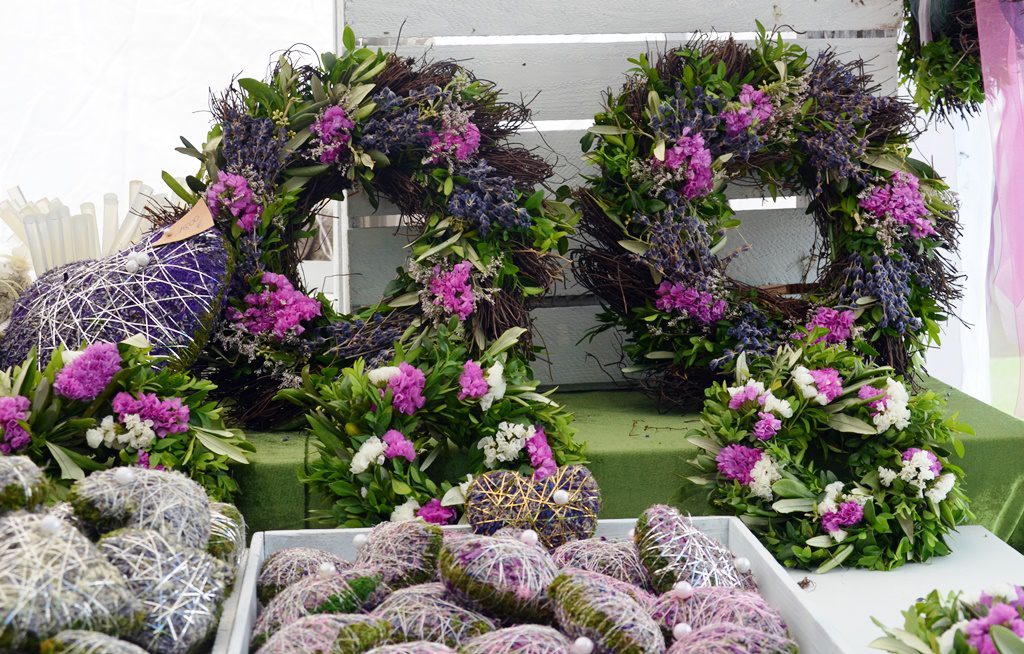 Die Lavendelherzen und –kränze verströmen einen intensiven Duft. Das Lavendel wird extra aus Frankreich importiert. (Foto: © Martina Hörle)