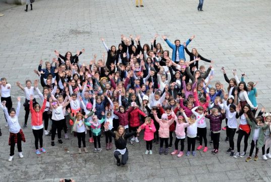 145 große und kleine Tanzkünstler der Tanzschule Xperience zeigen in 14 Shows ihr Können. Leiterin Vanessa Chwalek ist sehr stolz auf ihre Schüler. (Foto: © Martina Hörle)