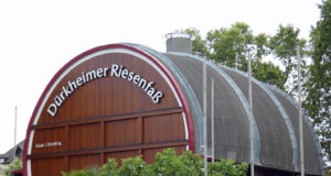 Das Bad Dürkheimer Riesenfass ist eines der Wahrzeichen der Kurstadt und beherbergt ein Restaurant. (Foto © Sandra Grünwald)