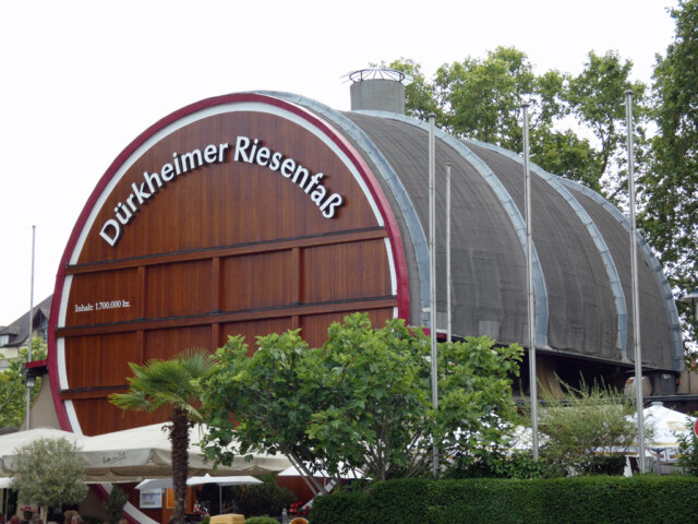 Das Bad Dürkheimer Riesenfass ist eines der Wahrzeichen der Kurstadt und beherbergt ein Restaurant. (Foto © Sandra Grünwald)