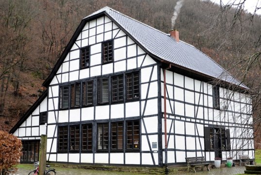So kennen ihn bereits unzählige Menschen – den Balkhauser Kotten an der Wupper. Der Künstler Lothar Ruthmann wird ihn auf seine unnachahmliche Art in einem surrealistischen Werk festhalten. (Foto: © Martina Hörle)