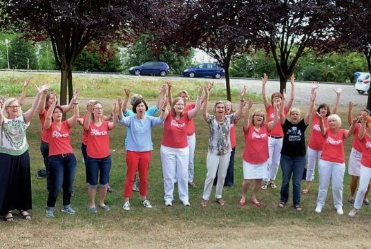 Rund 20 Mitglieder des Barbershop-Chors „Miss Harmony“ probten am Donnerstagabend unter freiem Himmel im Südpark. (Foto: © Martina Hörle)