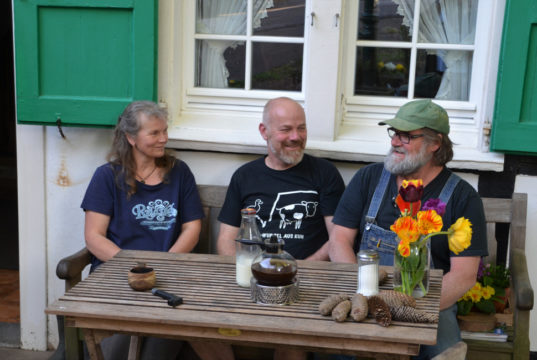 (v. li. Christine Bruchhaus, Peter Daniel Bruchhaus, Michael Hakenberg) Der idyllische Hof der Familie Bruchhaus liegt gleich hinter dem Industriemuseum in Merscheid. Vor der Milchausgabe gibt’s noch schnell eine Verschnaufpause. (Foto: © Martina Hörle)