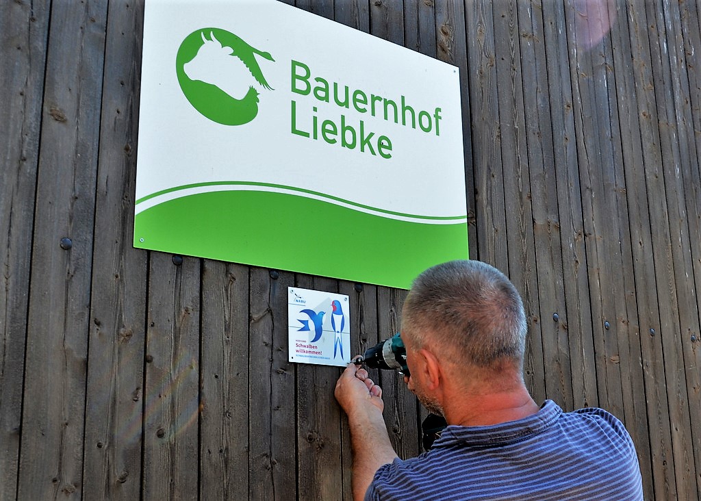 Ralf Liebke ist stolz auf die Auszeichnung von NABU. Sofort nagelt er die Plakette an das Hoftor. (Foto: © Martina Hörle)