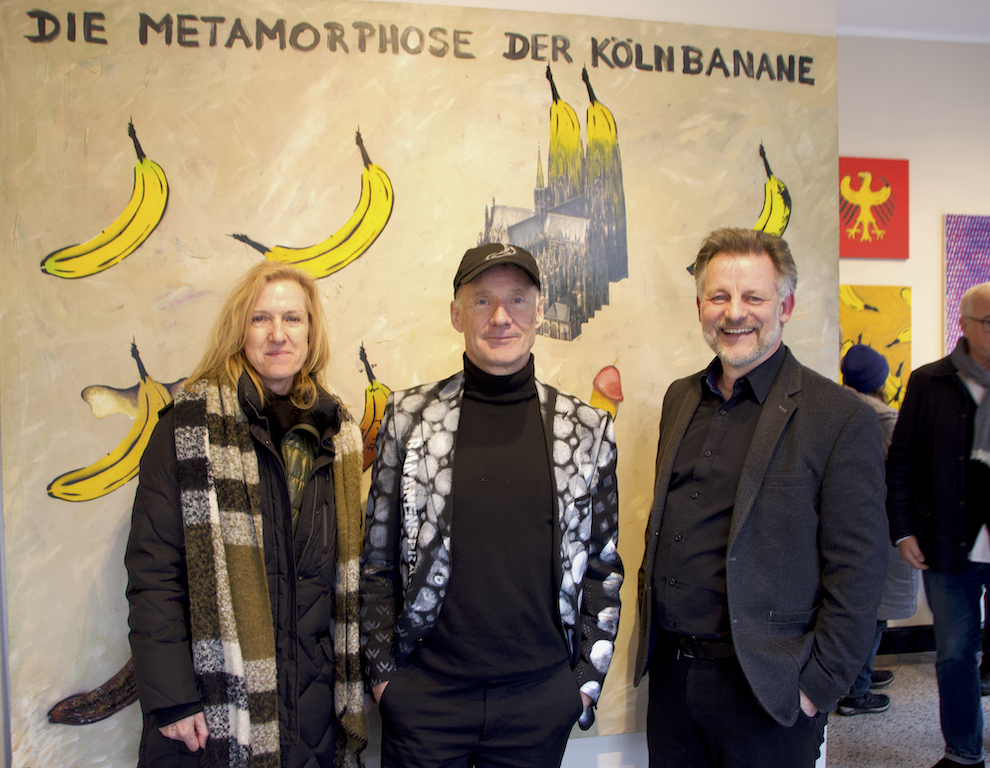 Dr. Ruth Fischer-Bieniek, "Bananensprayer" Thomas Baumgärtel und Dirk Balke vor dem Werk "Die Metamorphose der Kölnbanane". (Foto: © Sarah Schmitz)