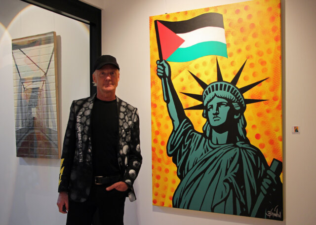 Baumgärtel1 Der Kölner Künstler Thomas Baumgärtel zeigt in der Steuerkanzlei Heinekamp und Zielke seine Ausstellung „Steuern sind Banane“. (Foto © Sandra Grünwald)