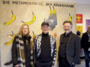 Dr. Ruth Fischer-Bieniek, "Bananensprayer" Thomas Baumgärtel und Dirk Balke vor dem Werk "Die Metamorphose der Kölnbanane". (Foto: © Sarah Schmitz)
