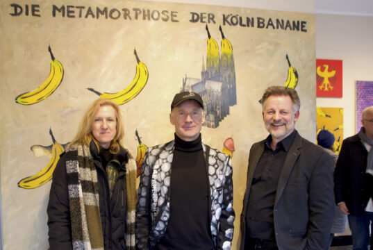 Dr. Ruth Fischer-Bieniek, "Bananensprayer" Thomas Baumgärtel und Dirk Balke vor dem Werk "Die Metamorphose der Kölnbanane". (Foto: © Sarah Schmitz)