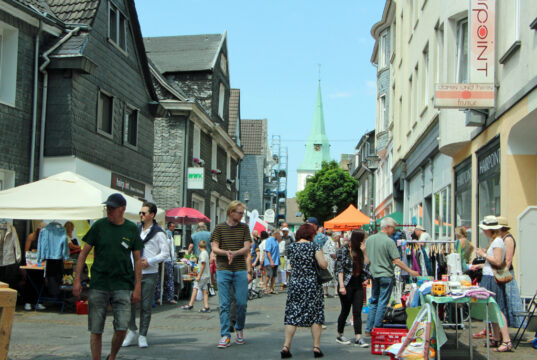 Zahlreiche Trödelstände und ein abwechslungsreiches Musikprogramm sorgten für jede Menge Leben in der Walder Innenstadt. (Foto © Sandra Grünwald)