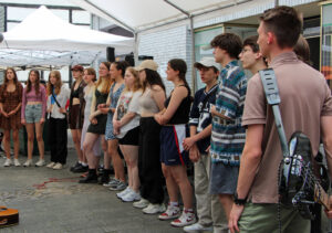 Vor den Räumen des Walder Bürgervereins hatte die Jugend eine Bühne für ihre Auftritte. (Foto © Sandra Grünwald)