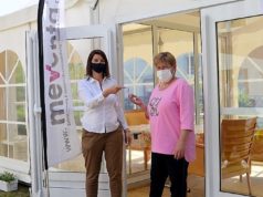 Am Freitag übergab Marion Pluschke von Meventa (li.) den Schlüssel für das Begegnungszelt an Ina Beilstein, Leiterin der Einrichtung SenVital in Ohligs. (Foto: © Martina Hörle)