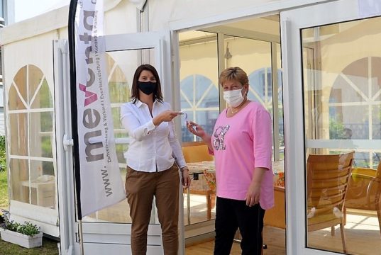 Am Freitag übergab Marion Pluschke von Meventa (li.) den Schlüssel für das Begegnungszelt an Ina Beilstein, Leiterin der Einrichtung SenVital in Ohligs. (Foto: © Martina Hörle)