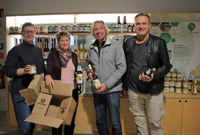 Andrea Leonhard vom Team Gläserne Werkstatt, Ariane Bischoff, Leitung Stab Nachhaltigkeit und Klimaschutz der Stadt Solingen, Jan Boomers, Leiter der Biologischen Station Mittlere Wupper und Carsten Sauer, Geschäftsführer der Vertriebsgesellschaft für Bergisch Pur Produkte, freuen sich über den gemeinsamen Kubus von Bergisch Pur und Biologischer Station in der Gläsernen Werkstatt. (Foto © Sandra Grünwald)