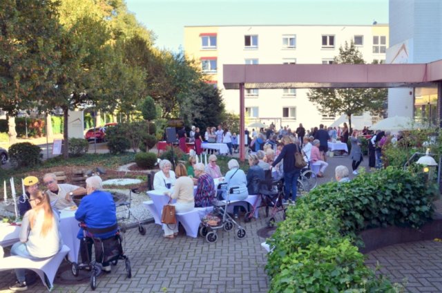 Erstmals fand am vergangenen Samstag in der Seniorenresidenz SenVital an der Hackhauser Straße die Bergische Gourmetmeile statt. (Foto: © Martina Hörle)