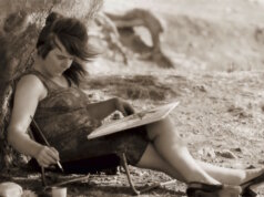 Bettina Heinen-Ayech: Ausstellung in der Wasserburg Haus Graven Bettina Heinen-Ayech beim Malen, 1978. (Foto: © Jacques Gré)