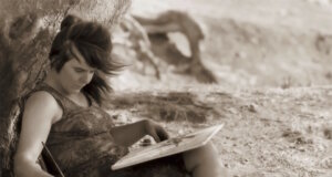 Bettina Heinen-Ayech: Ausstellung in der Wasserburg Haus Graven Bettina Heinen-Ayech beim Malen, 1978. (Foto: © Jacques Gré)