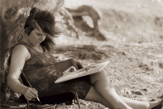 Bettina Heinen-Ayech beim Malen, 1978. (Foto: © Jacques Gré)