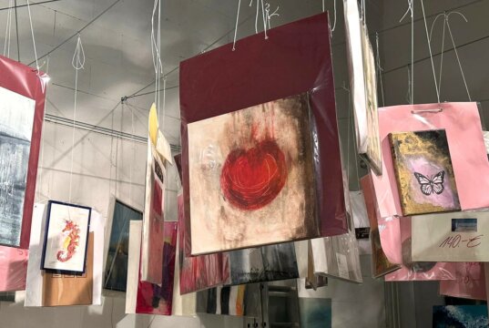 Beutelkunst heißt die besondere vorweihnachtliche Aktion, die in diesem Jahr im Südpark in den Ateliers Gleis 3 und Märzhase präsentiert wird. Hier können die Besucher unter einem Himmel voller Bilder Kunst besichtigen. (Foto: © Karen Ulrich)