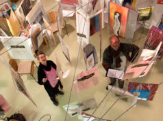 Martina Hörle und Armin Tofahrn lasen umgeben von unterschiedlichsten Kunstwerken bei der Aktion Beutelkunst. (Foto: © Sarah Schmitz)