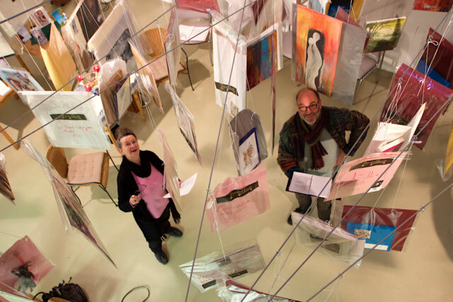 Martina Hörle und Armin Tofahrn lasen umgeben von unterschiedlichsten Kunstwerken bei der Aktion Beutelkunst. (Foto: © Sarah Schmitz)