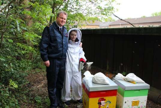 Wachvorsteher Michael Einhoff und Imker Luis Lenhartz sind gespannt auf die Zukunft der beiden Bienenvölker auf dem Gelände der Feuer- und Rettungswache III. (Foto: © Sarah Schmitz)