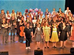 Der Verein Creative Arts Group e. V. hatte am Freitagabend mit seiner Premiere zu BIG FISH einen Riesenerfolg. Es gab minutenlange Standing Ovations. (Foto: Martina Hörle)