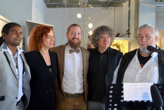 Freuen sich über die gelungene Vernissage, v. li. Anand Dwarka, Gloria Göllmann, Daniel Spellan, Frank Göllmann, Hans-Georg Wenke. (Foto: © Martina Hörle)