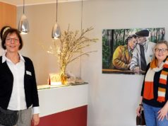 Christiane Schulze (li.), Einrichtungsleiterin des Gerhard-Berting-Hauses, freut sich riesig über die Bildspende von Künstlerin Kristina Eckel. Das Werk hat seinen festen Platz in der Empfangshalle gefunden, wo es von jedem gesehen werden kann. (Foto: © Martina Hörle)