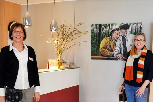 Christiane Schulze (li.), Einrichtungsleiterin des Gerhard-Berting-Hauses, freut sich riesig über die Bildspende von Künstlerin Kristina Eckel. Das Werk hat seinen festen Platz in der Empfangshalle gefunden, wo es von jedem gesehen werden kann. (Foto: © Martina Hörle)