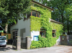 Seit 1998 befindet sich die Biologische Station Mittlere Wupper in dem kleinen Haus vor dem Zugang zum Botanischen Garten. (Foto © Sandra Grünwald)