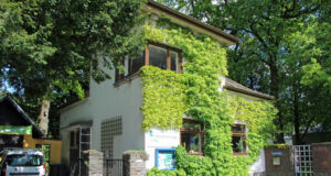 Seit 1998 befindet sich die Biologische Station Mittlere Wupper in dem kleinen Haus vor dem Zugang zum Botanischen Garten. (Foto © Sandra Grünwald)