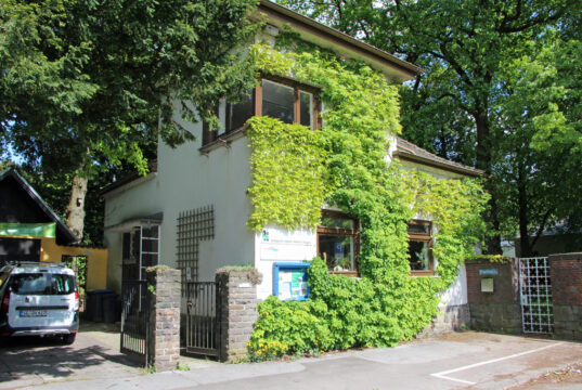 Seit 1998 befindet sich die Biologische Station Mittlere Wupper in dem kleinen Haus vor dem Zugang zum Botanischen Garten. (Foto © Sandra Grünwald)