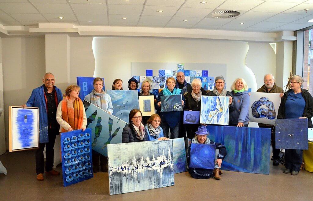 Erste öffentliche Präsentation der Künstler mit ihrer Aktion „Blaue Kunst gegen dumpfen Sumpf“. (Foto: © Martina Hörle)