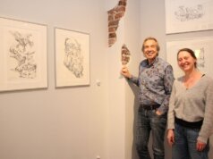 Jan Boomers und Ela Schneider freuen sich, Federzeichnungen und Aquarelle des Solinger Malers und Grafikers Jan Boomers (1927 – 1999) in der Galerie im ART-ECK zu zeigen. (Foto © Sandra Grünwald)