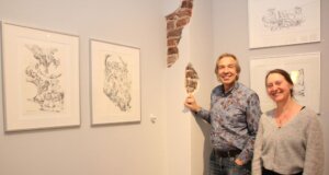 Jan Boomers und Ela Schneider freuen sich, Federzeichnungen und Aquarelle des Solinger Malers und Grafikers Jan Boomers (1927 – 1999) in der Galerie im ART-ECK zu zeigen. (Foto © Sandra Grünwald)