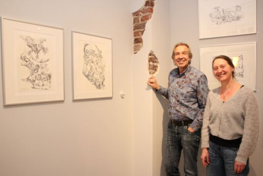 Jan Boomers und Ela Schneider freuen sich, Federzeichnungen und Aquarelle des Solinger Malers und Grafikers Jan Boomers (1927 – 1999) in der Galerie im ART-ECK zu zeigen. (Foto © Sandra Grünwald)
