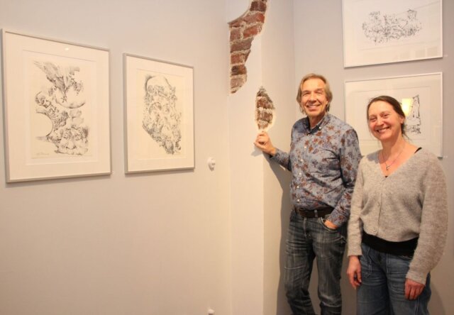 Boomers01 Jan Boomers und Ela Schneider freuen sich, Federzeichnungen und Aquarelle des Solinger Malers und Grafikers Jan Boomers (1927 – 1999) in der Galerie im ART-ECK zu zeigen. (Foto © Sandra Grünwald)