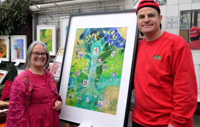 Botanischer-Garten-Kunst-im-Herbst-2025 - 1 Matthias Nitsche nahm stolz sein bestelltes Werk mit dem Thema „Das Bergische Land“ von Patricia Langenbach in Empfang. (Foto: © Martina Hörle)