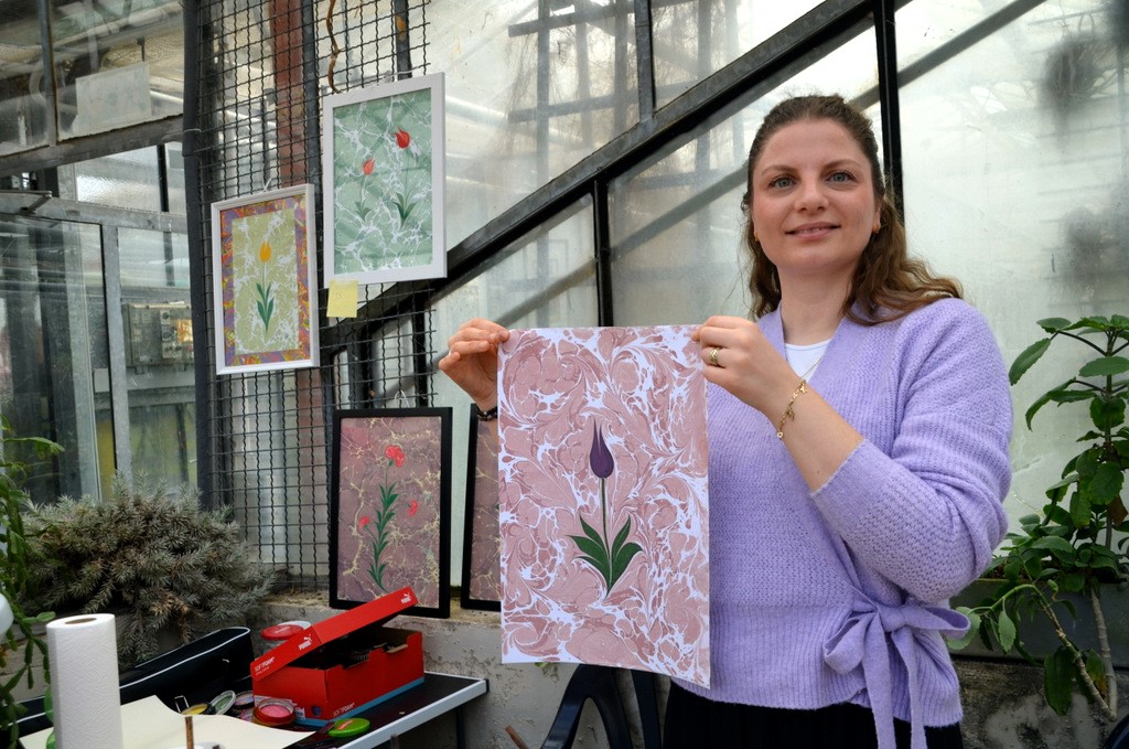Emeti Güven führte live die traditionelle Ebru-Kunst vor und zauberte bunte Blumen von Wasser auf Papier. (Foto: © Martina Hörle)