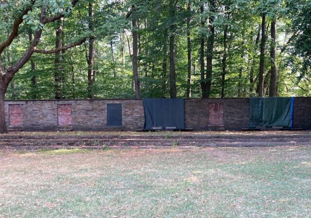 Brozetafeln Ehrenmal Birken Von den ursprünglich acht Bronzetafeln befindet sich nach den wiederholten Diebstählen nur noch eine am Ehrenmal der Gedenkstätte Birken. Die Stadt prüft nun Alternativen zu den Bronzetafeln. (Foto: © Stadt Solingen)