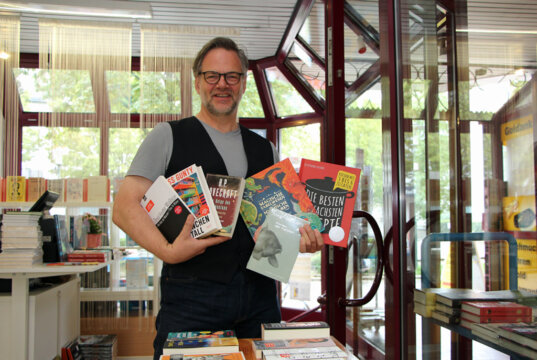 Hartmut Ober ist Buchhändler mit Leib und Seele. Mit seinem Buchladen Bücher Ober belebt er den Fronhof. (Foto © Sandra Grünwald)