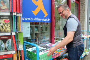 Neben dem regulären Buchsortiment hat der Bücher Ober auch neue Bücher zu reduzierten Preisen im Angebot. (Foto © Sandra Grünwald)