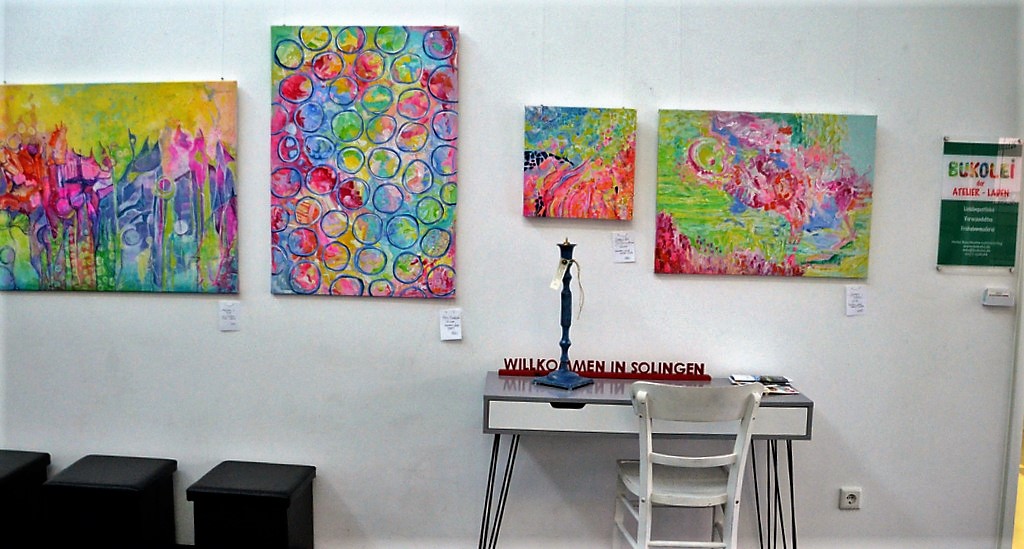 In dem Vorraum, den sich die Malerin mit drei Kollegen teilt, hängen in den typisch leuchtenden Farben einige ihrer Frohsinn-Bilder. (Foto: © Martina Hörle)