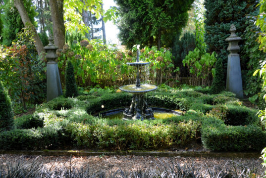 Im Knotengarten von Garten Ulbrich haben sich Taxus und Berberitze zu einem zauberhaften Ornament verbunden. Es entsteht der Eindruck, als seien die Hecken ineinander verknotet. (Foto: © Martina Hörle)