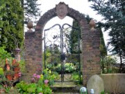 In diesem Teil der Gartenanlage, dem heutigen Torgarten, nahm die Entstehung der Gartenvilla mit ihren zauberhaften Gartenzimmern ihren Lauf. Jedes Jahr blühen hier 1000 leuchtende Tulpen. (Foto: © Martina Hörle)