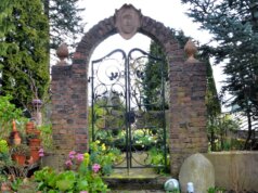 In diesem Teil der Gartenanlage, dem heutigen Torgarten, nahm die Entstehung der Gartenvilla mit ihren zauberhaften Gartenzimmern ihren Lauf. Jedes Jahr blühen hier 1000 leuchtende Tulpen. (Foto: © Martina Hörle)