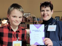 Sieger des regionalen Vorlesewettbewerbs ist Paul Schenck vom Humboldtgymnasium. Der Sechstklässler wird Solingen beim Bezirksentscheid in Düsseldorf vertreten. Heike Pflugner von der Stadtbibliothek überreicht die Urkunde. (Foto: © Jessica Mach)