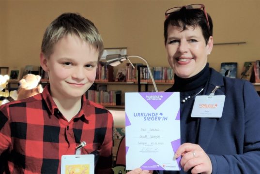 Sieger des regionalen Vorlesewettbewerbs ist Paul Schenck vom Humboldtgymnasium. Der Sechstklässler wird Solingen beim Bezirksentscheid in Düsseldorf vertreten. Heike Pflugner von der Stadtbibliothek überreicht die Urkunde. (Foto: © Jessica Mach)