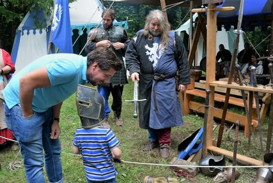 Beim Burgfest an der Wasserburg kämpften die Rittersleute von „Leones Pugnae“ gegen die kleinen Ritter und verloren ihre Schatztruhe. (Foto: © Martina Hörle)