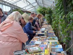 Mehrere hundert Besucher nutzten an diesem Sonntag wieder die Gelegenheit, sich bei der Bücherbörse im Botanischen Garten mit neuem Lesestoff einzudecken. (Foto: © Martina Hörle)